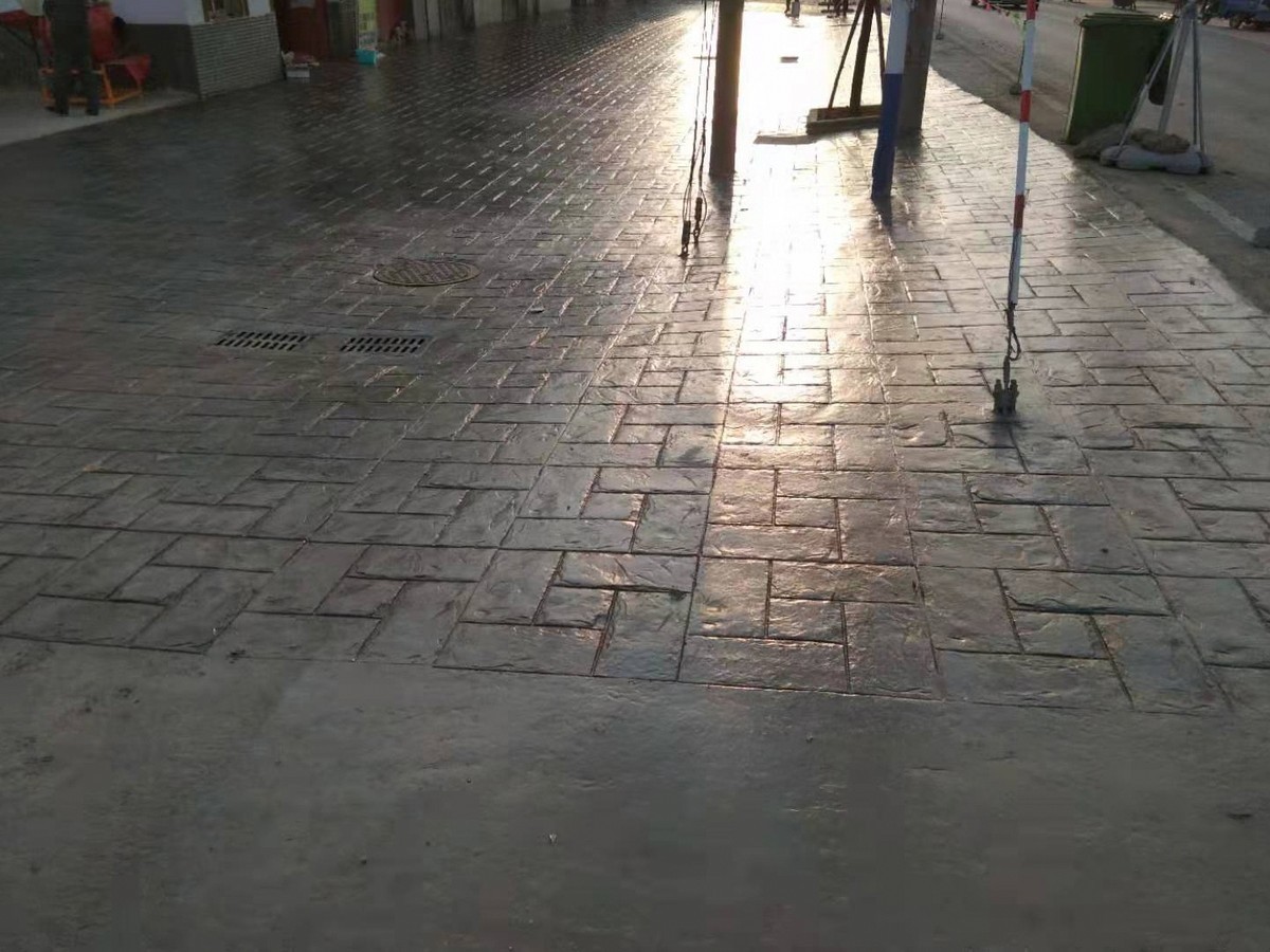 艺术压模地坪 - 济南压花地坪施工案例：谋成地坪商业街，仿石纹理压模混凝土防滑耐磨