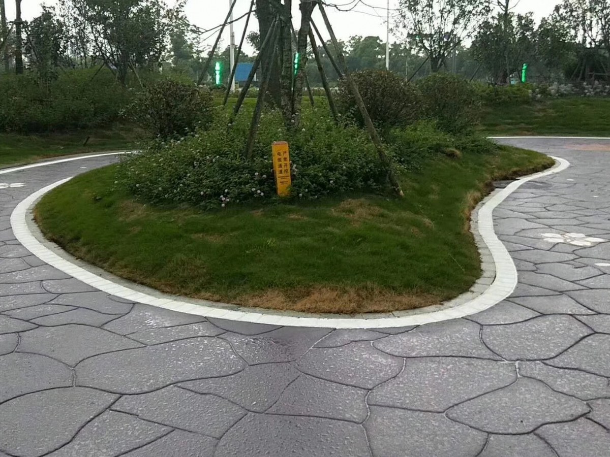 艺术压模地坪 - 济南压花地坪施工案例：谋成地坪小区露天停车场，仿石纹理压模混凝土防滑耐磨