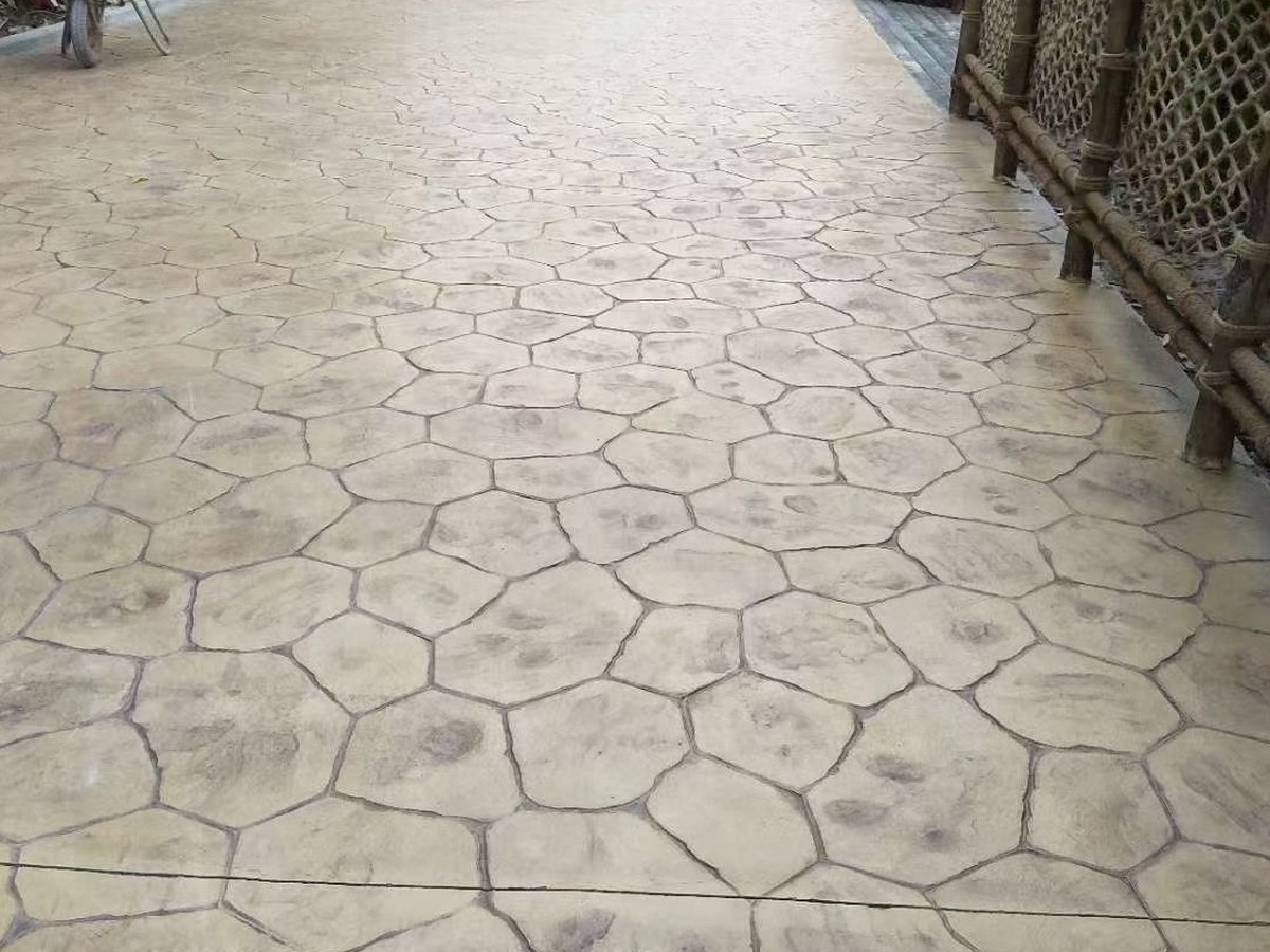 艺术压模地坪 - 济南压花地坪施工案例：谋成地坪停车场，仿石纹理压模混凝土防滑耐磨