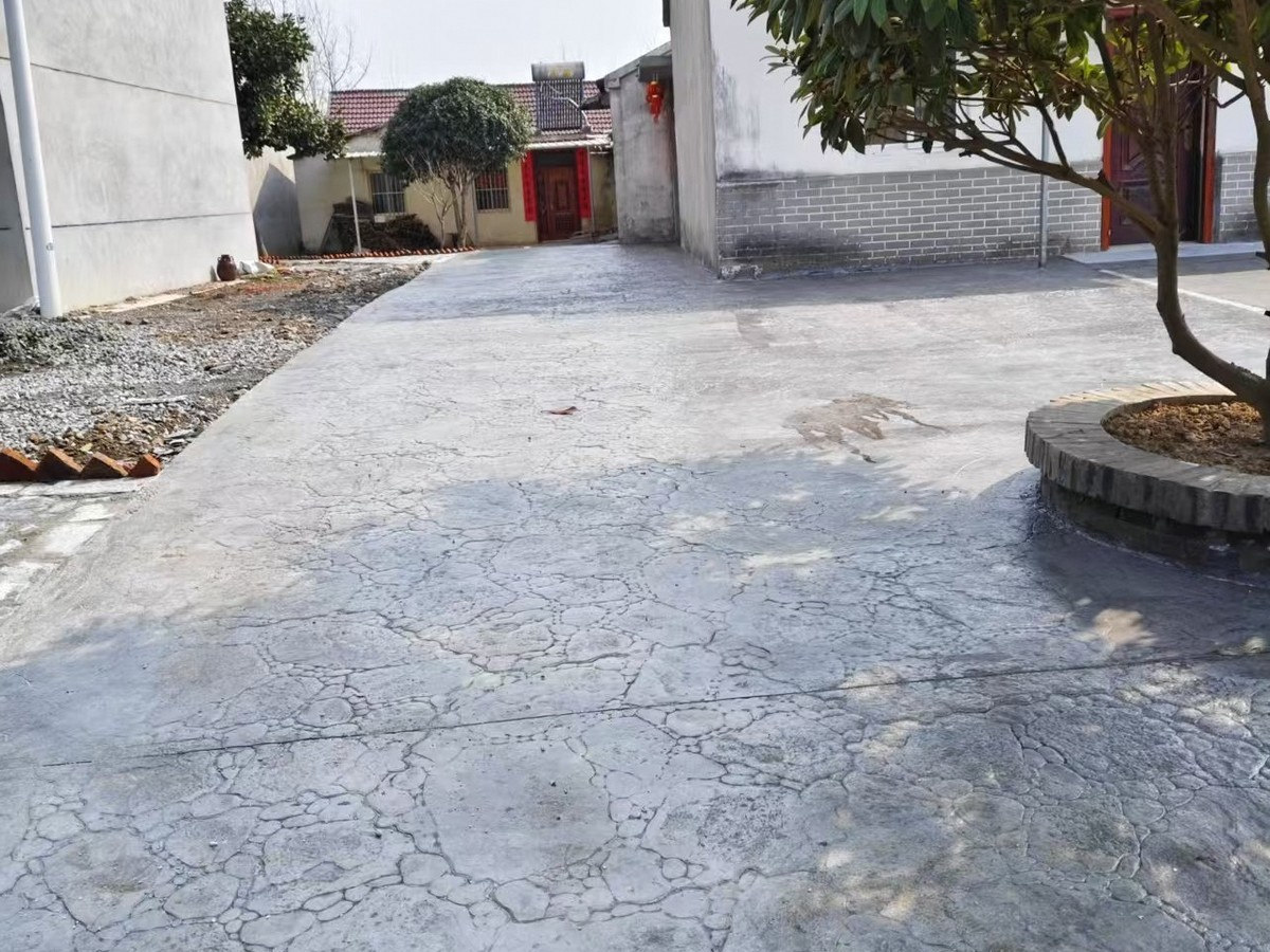 艺术压模地坪 - 南京压花地坪施工案例：谋成地坪公园步道，仿石纹理压模混凝土防滑耐磨