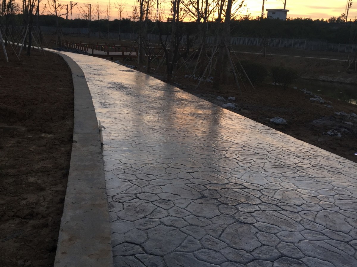 艺术压模地坪 - 武汉压花地坪施工案例：谋成地坪工业园区干道，仿石纹理压模混凝土防滑耐磨