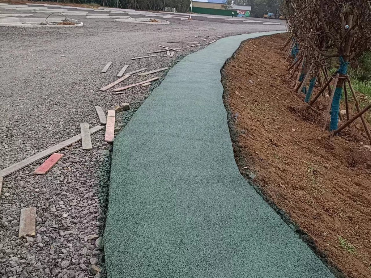 透水混凝土 - 济南透水混凝土施工案例：谋成地坪小区道路，透水率≥2mm/s。山东专业透水混凝土