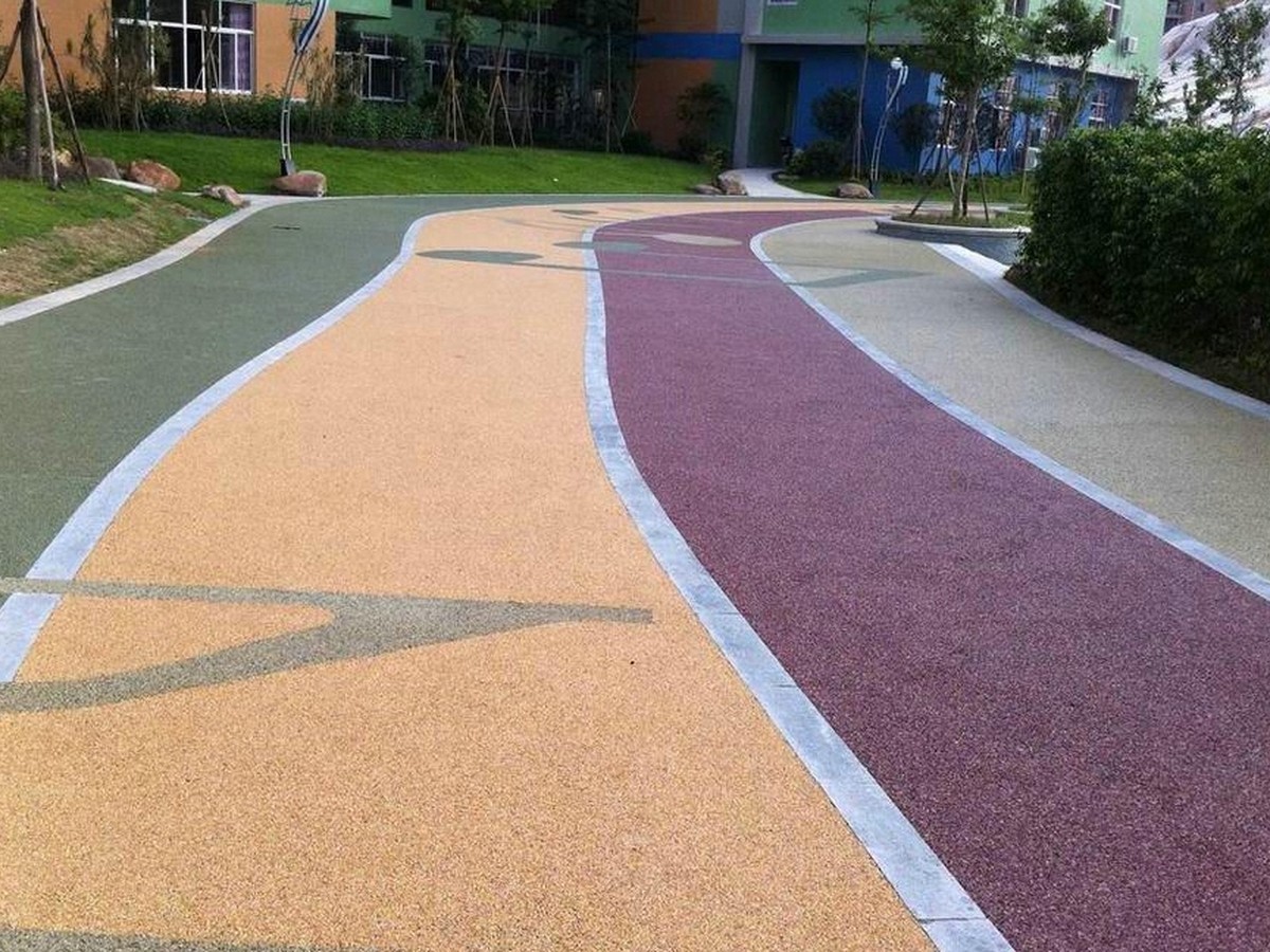 透水混凝土 - 青岛透水混凝土施工案例：谋成地坪人行道，透水率≥2mm/s。山东专业透水混凝土厂