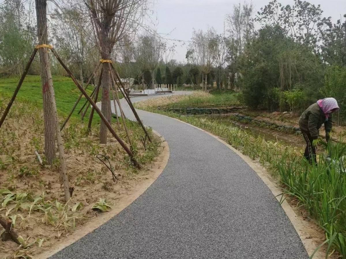 杭州胶粘石透水地坪案例：谋成地坪广场透水步道