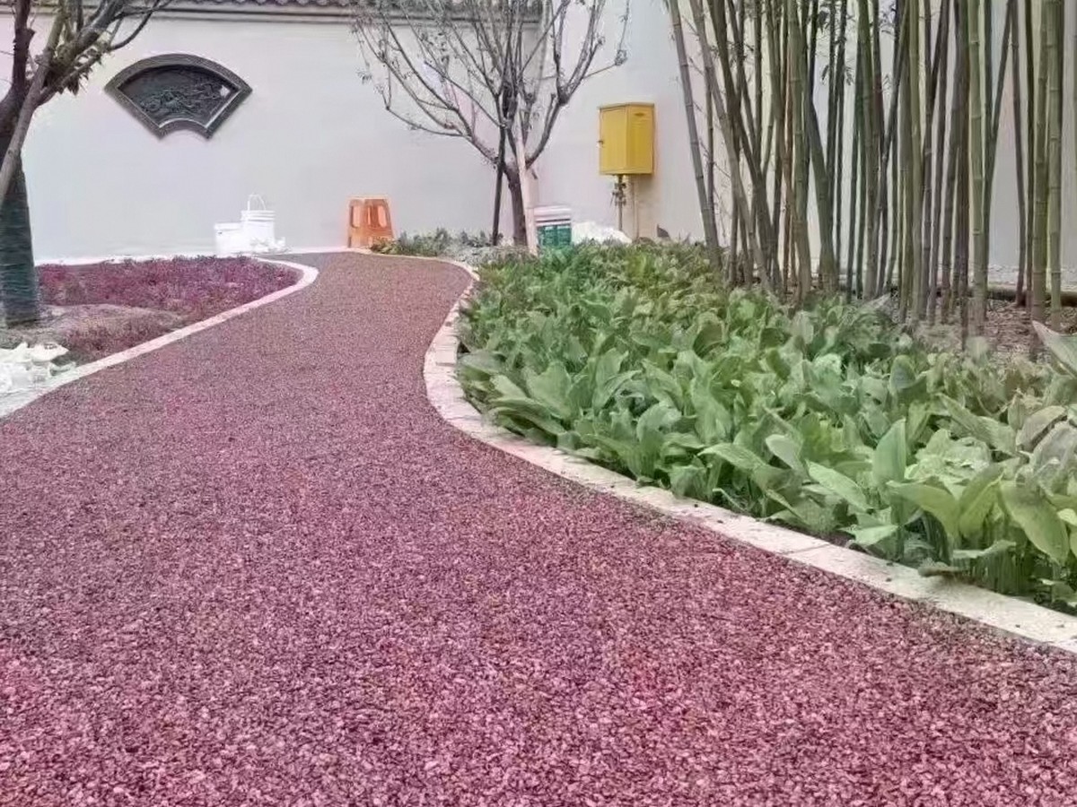胶粘石 - 济南胶粘石施工案例：谋成地坪别墅庭院，透水透气。山东专业胶粘石厂家，设计施工一体