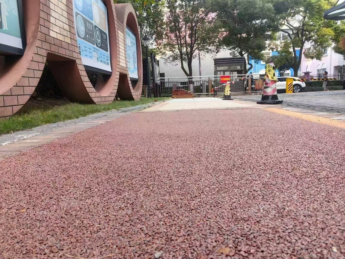 胶粘石 - 南京胶粘石施工案例：谋成地坪广场地面，透水透气。江苏专业胶粘石厂家，设计施工一体