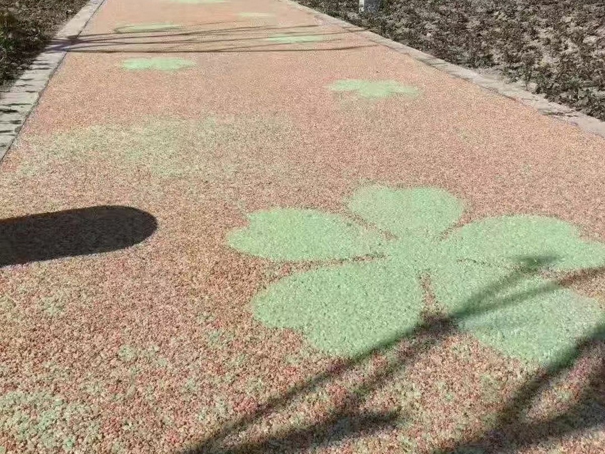 胶粘石 - 青岛胶粘石施工案例：谋成地坪广场地面，透水透气。山东专业胶粘石厂家，设计施工一体