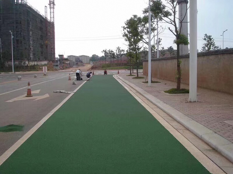 彩色防滑路面 - 杭州彩色防滑路面施工案例：谋成地坪学校操场，防滑等级R3以上。浙江专业彩色防滑路