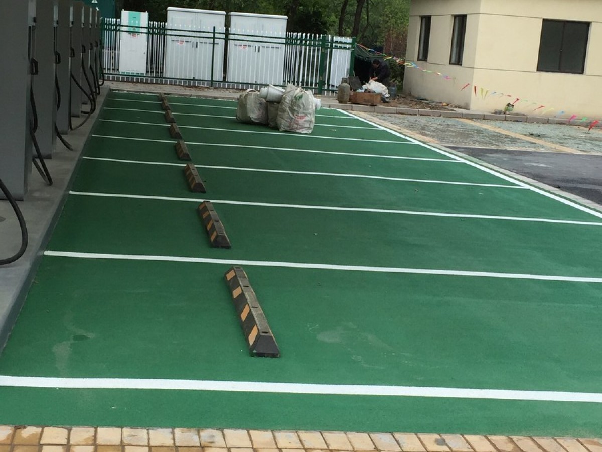 彩色防滑路面 - 合肥彩色防滑路面施工案例：谋成地坪自行车道，雨雪天不打滑。安徽专业彩色防滑路面厂