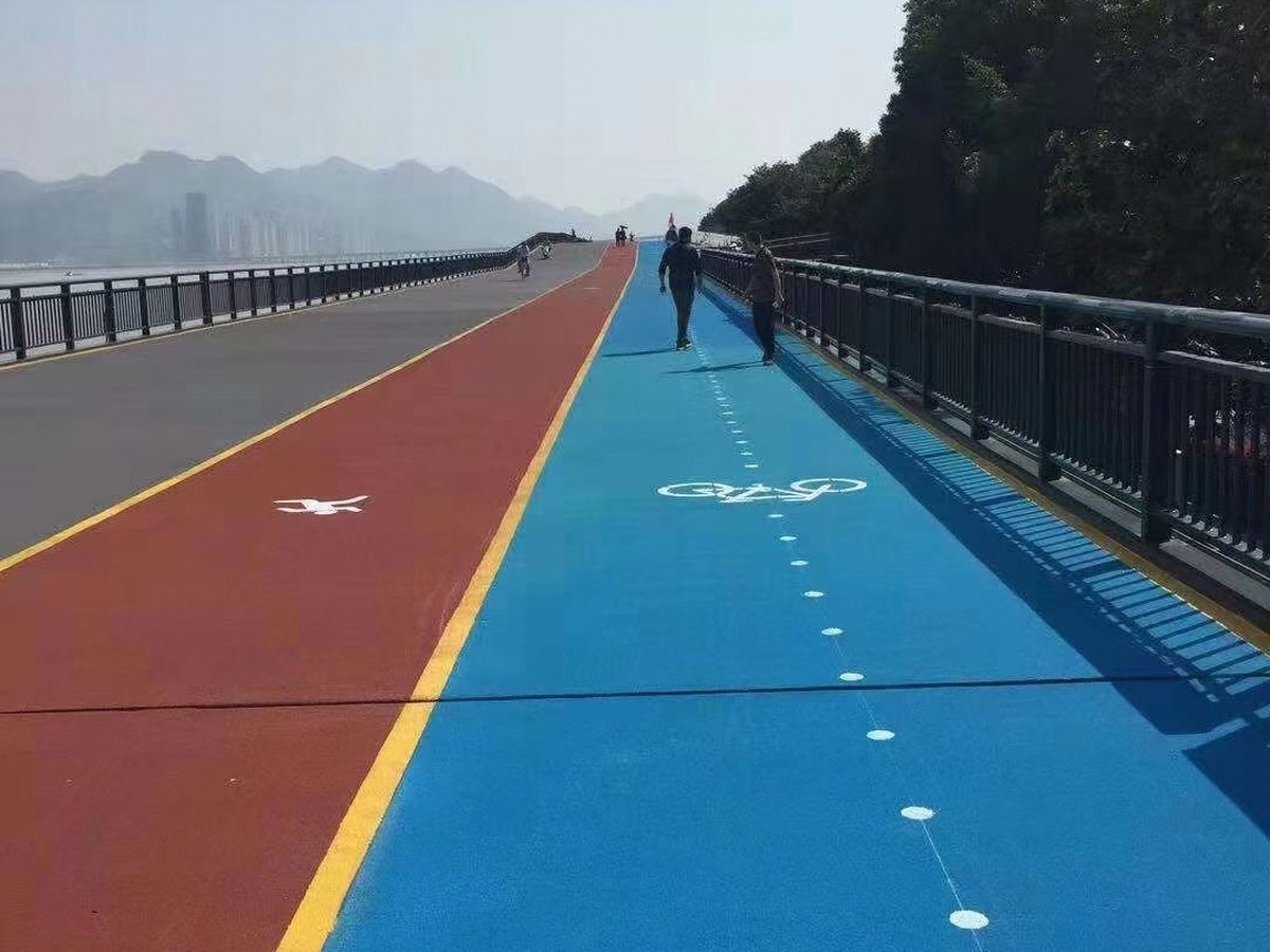 彩色防滑路面 - 济南彩色防滑路面施工案例：谋成地坪公园步道，彩色陶瓷颗粒防滑路面。山东专业彩色防
