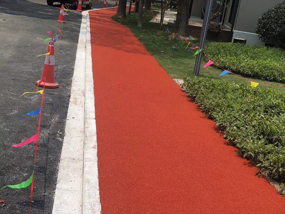 彩色防滑路面 - 济南彩色防滑路面施工案例：谋成地坪小区道路，彩色陶瓷颗粒防滑路面。山东专业彩色防