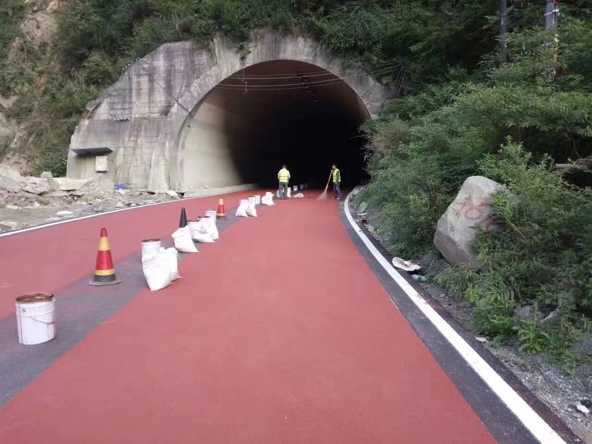 彩色防滑路面 - 济南彩色防滑路面施工案例：谋成地坪景区道路，防滑等级R3以上。山东专业彩色防滑路