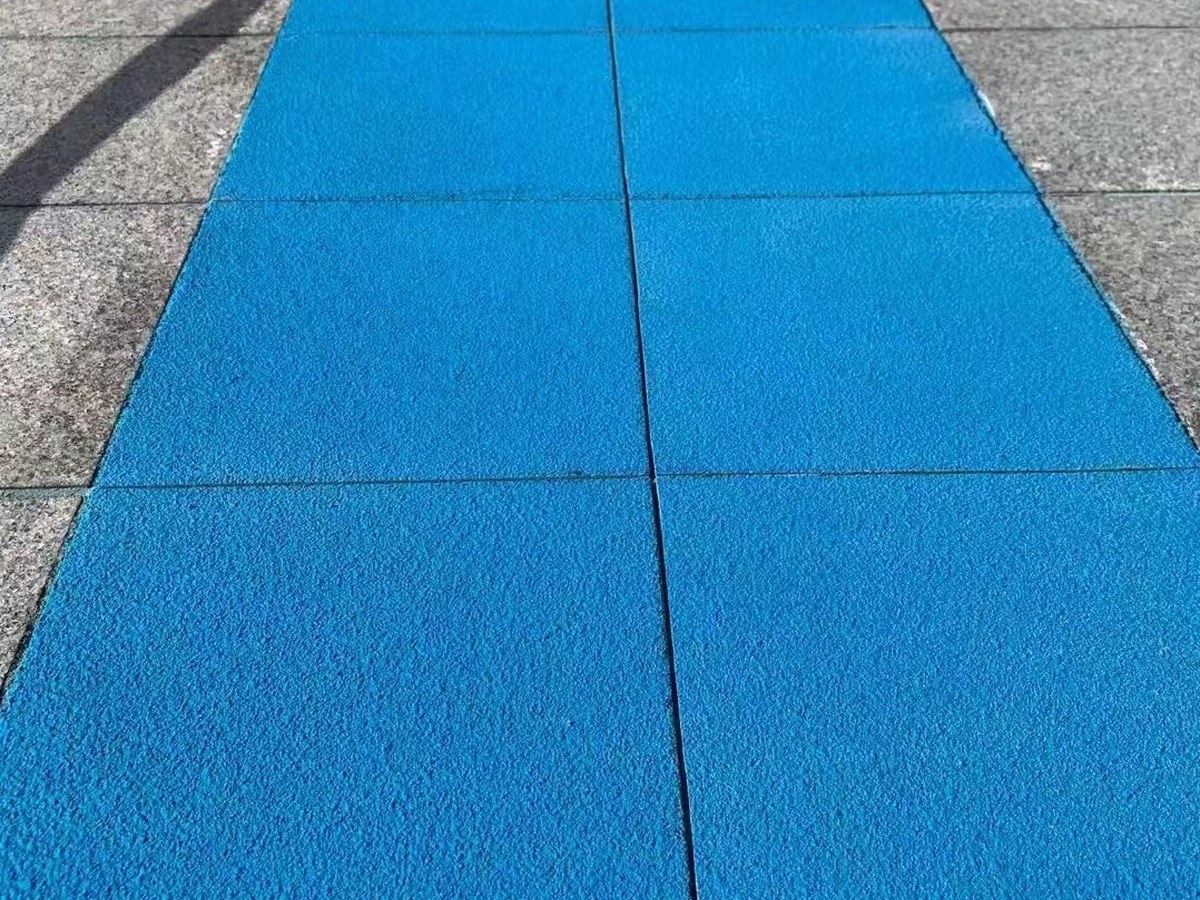 彩色防滑路面 - 九江彩色防滑路面施工案例：谋成地坪停车场，色彩持久10年不褪。江西专业彩色防滑路