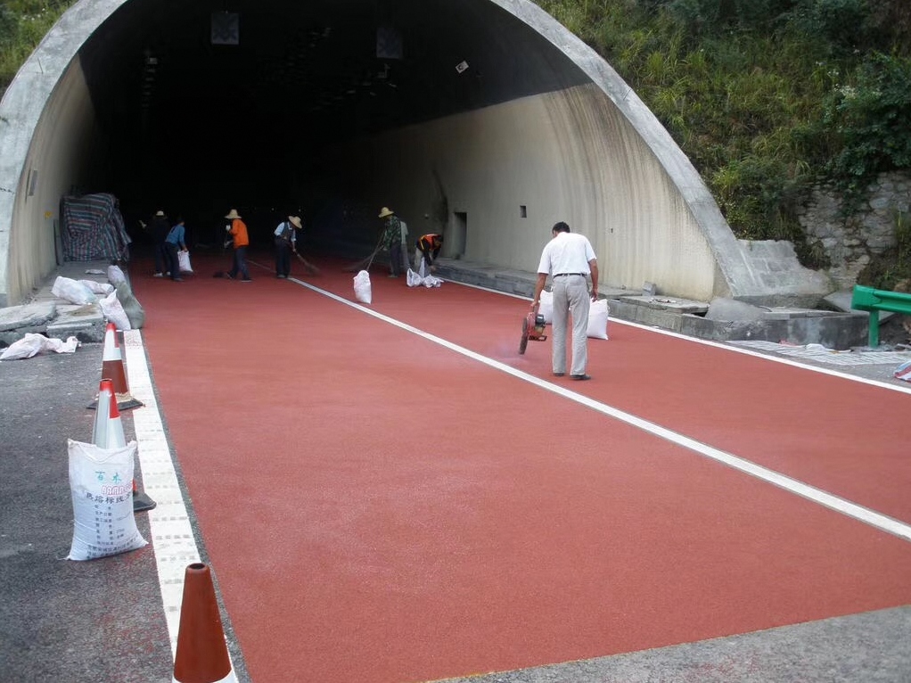 彩色防滑路面 - 南昌彩色防滑路面施工案例：谋成地坪停车场，色彩持久10年不褪。江西专业彩色防滑路