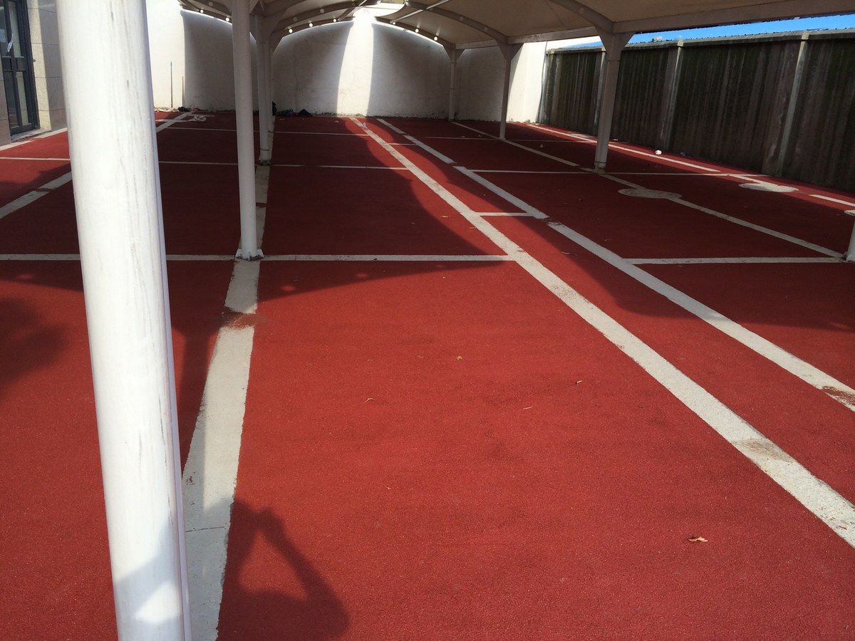 彩色防滑路面 - 南京彩色防滑路面施工案例：谋成地坪学校操场，色彩持久10年不褪。江苏专业彩色防滑