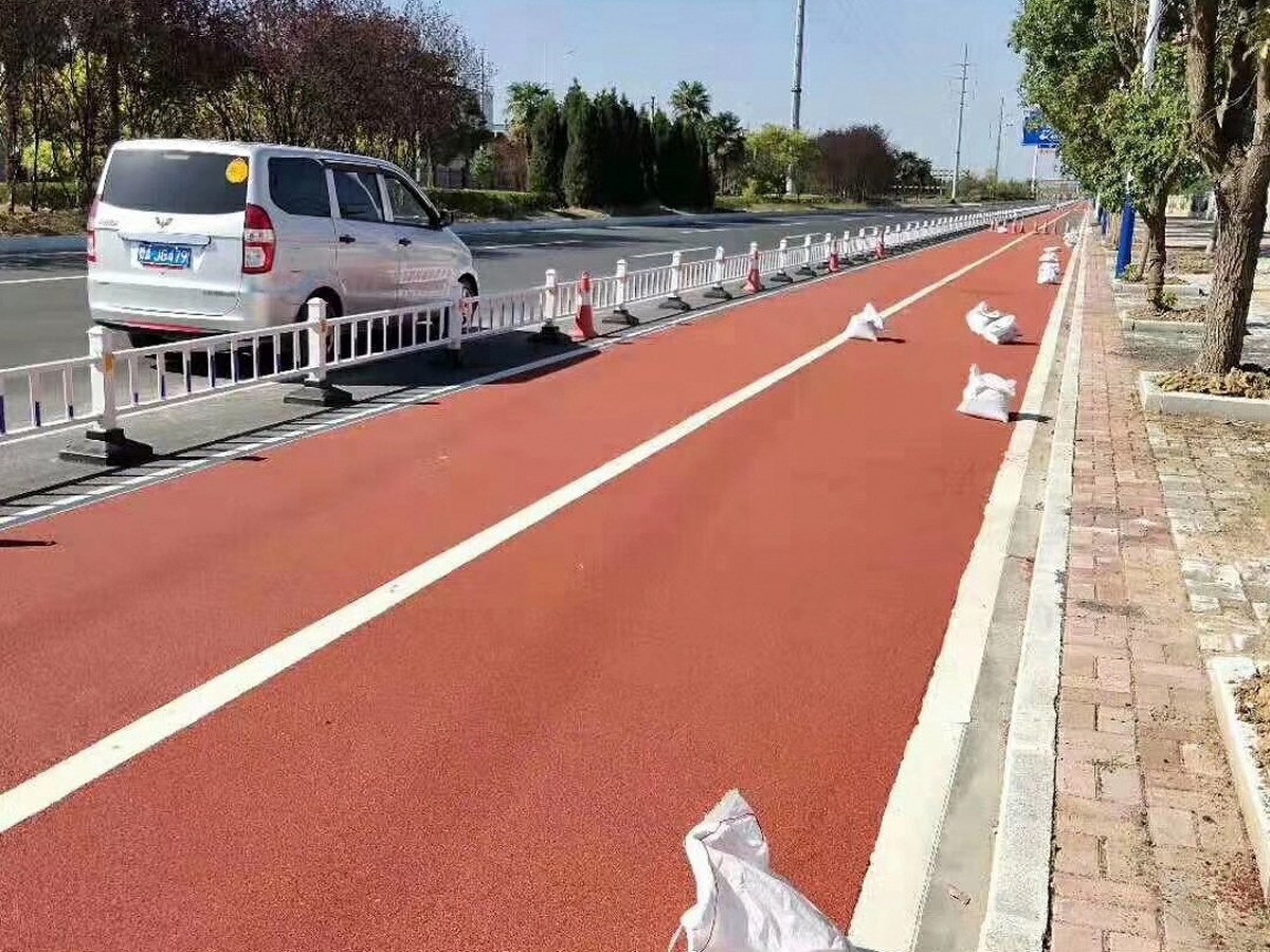 彩色防滑路面 - 南京彩色防滑路面施工案例：谋成地坪停车场，防滑等级R3以上。江苏专业彩色防滑路面