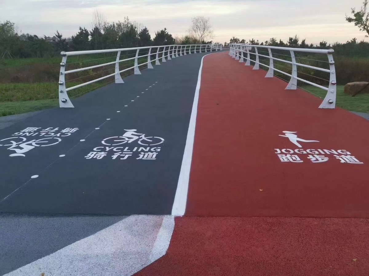 彩色防滑路面 - 青岛彩色防滑路面施工案例：谋成地坪停车场，防滑等级R3以上。山东专业彩色防滑路面