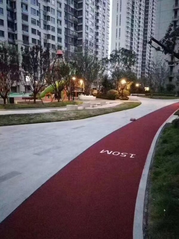 彩色防滑路面 - 青岛彩色防滑路面施工案例：谋成地坪学校操场，防滑等级R3以上。山东专业彩色防滑路
