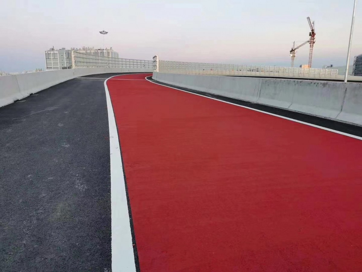 彩色防滑路面 - 商丘彩色防滑路面施工案例：谋成地坪停车场，色彩持久10年不褪。河南专业彩色防滑路