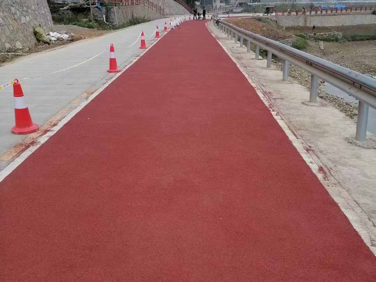 彩色防滑路面 - 苏州彩色防滑路面施工案例：谋成地坪景区道路，防滑等级R3以上。江苏专业彩色防滑路