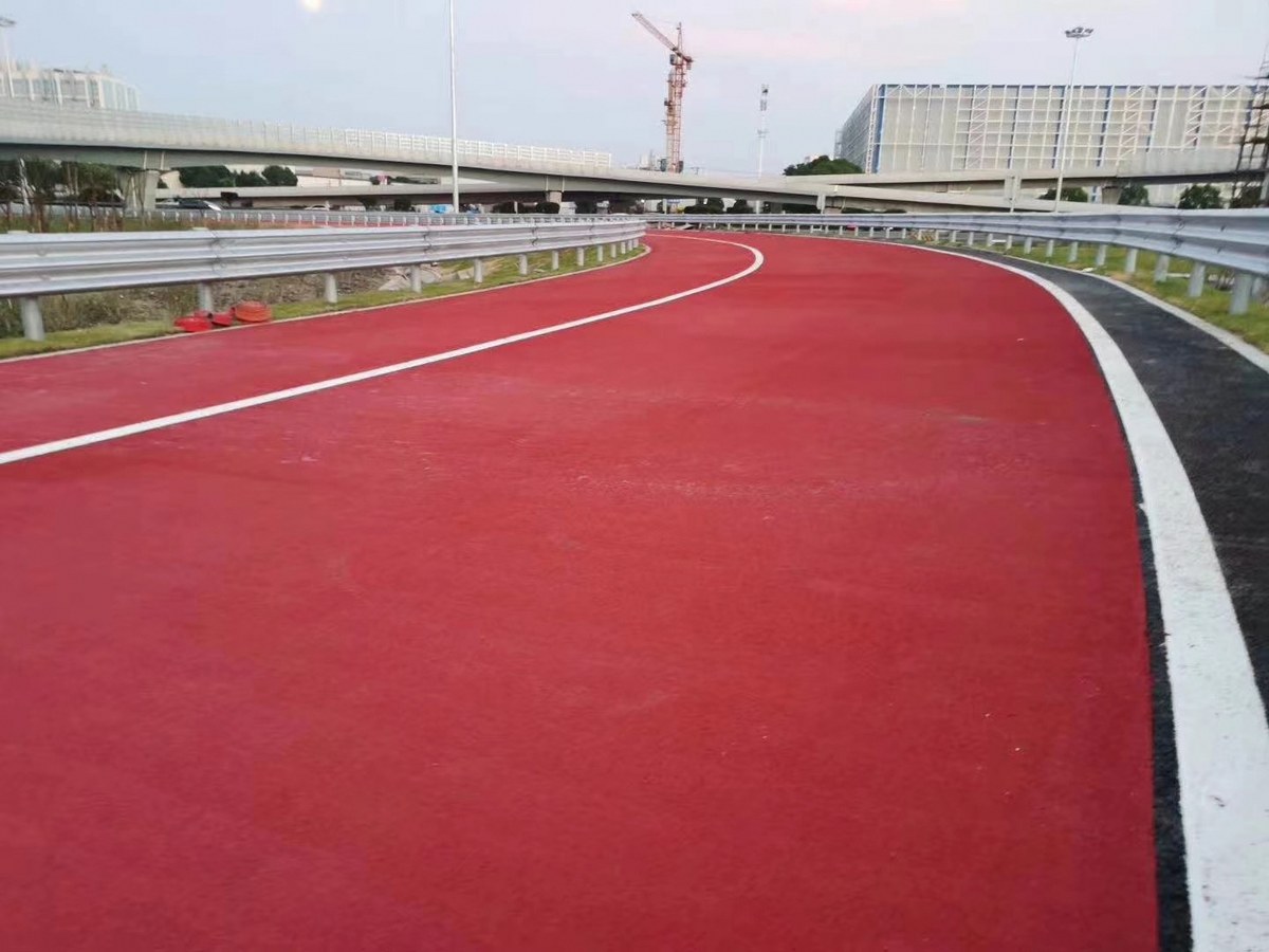 彩色防滑路面 - 武汉彩色防滑路面施工案例：谋成地坪小区道路，彩色陶瓷颗粒防滑路面。湖北专业彩色防