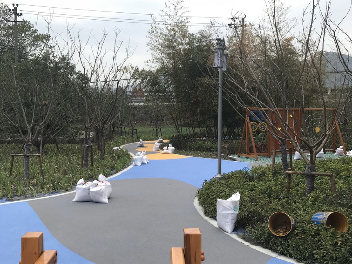 彩色防滑路面 - 武汉彩色防滑路面施工案例：谋成地坪自行车道，雨雪天不打滑。湖北专业彩色防滑路面厂