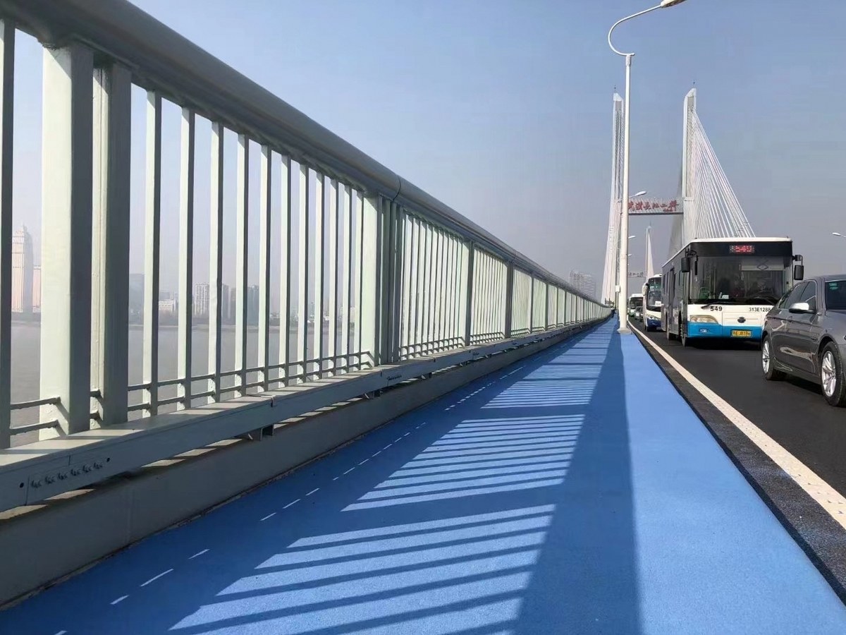彩色防滑路面 - 武汉彩色防滑路面施工案例：谋成地坪小区道路，彩色陶瓷颗粒防滑路面。湖北专业彩色防