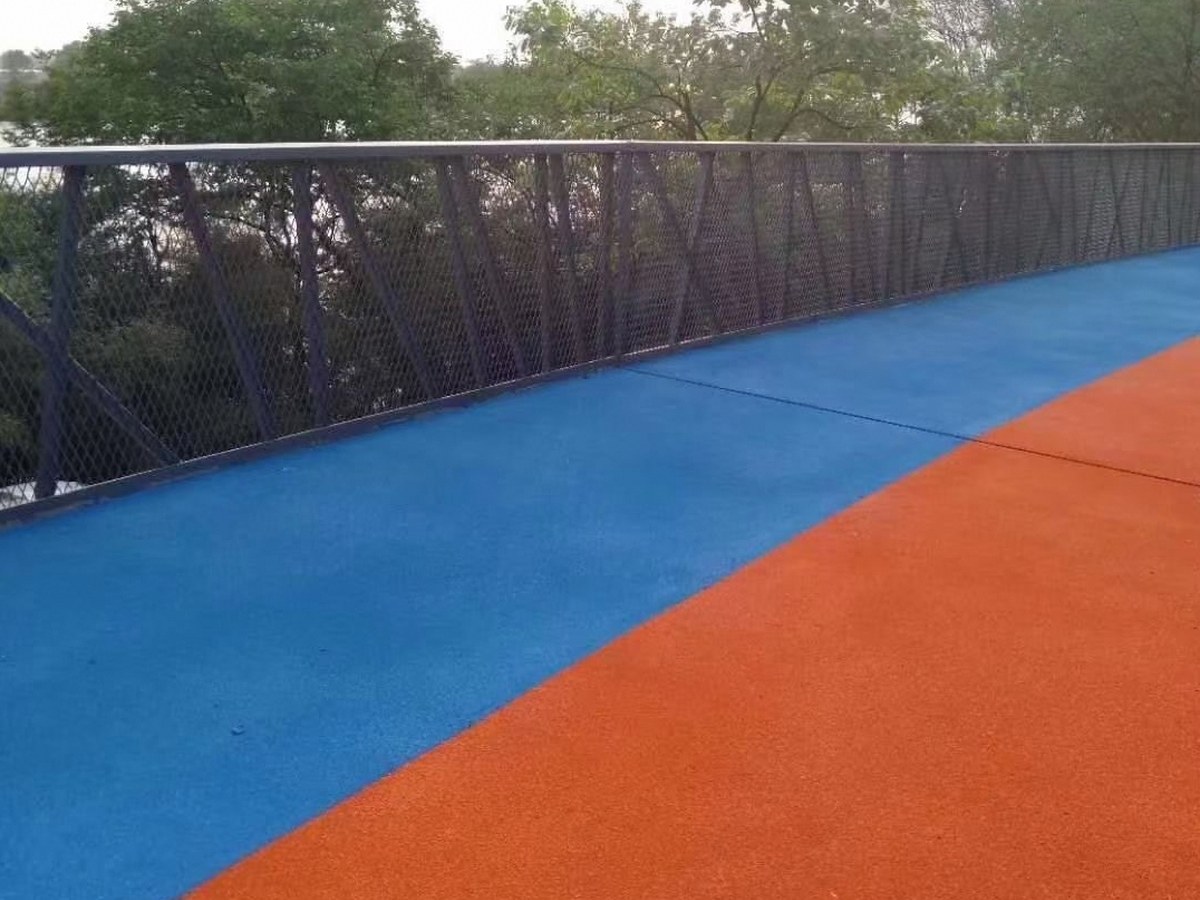 彩色防滑路面 - 芜湖彩色防滑路面施工案例：谋成地坪公园步道，彩色陶瓷颗粒防滑路面。安徽专业彩色防