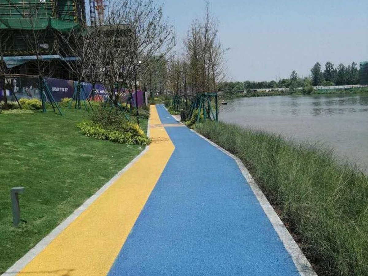 彩色防滑路面 - 无锡彩色防滑路面施工案例：谋成地坪公园步道，雨雪天不打滑。江苏专业彩色防滑路面厂