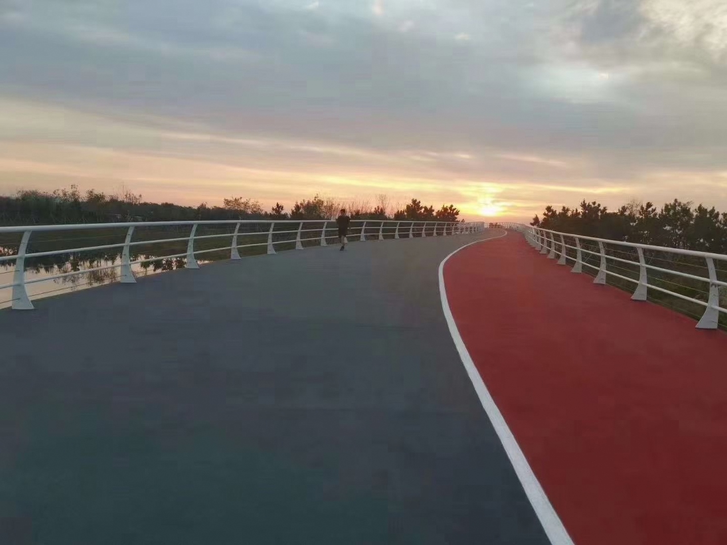 彩色防滑路面 - 郑州彩色防滑路面施工案例：谋成地坪自行车道，雨雪天不打滑。河南专业彩色防滑路面厂