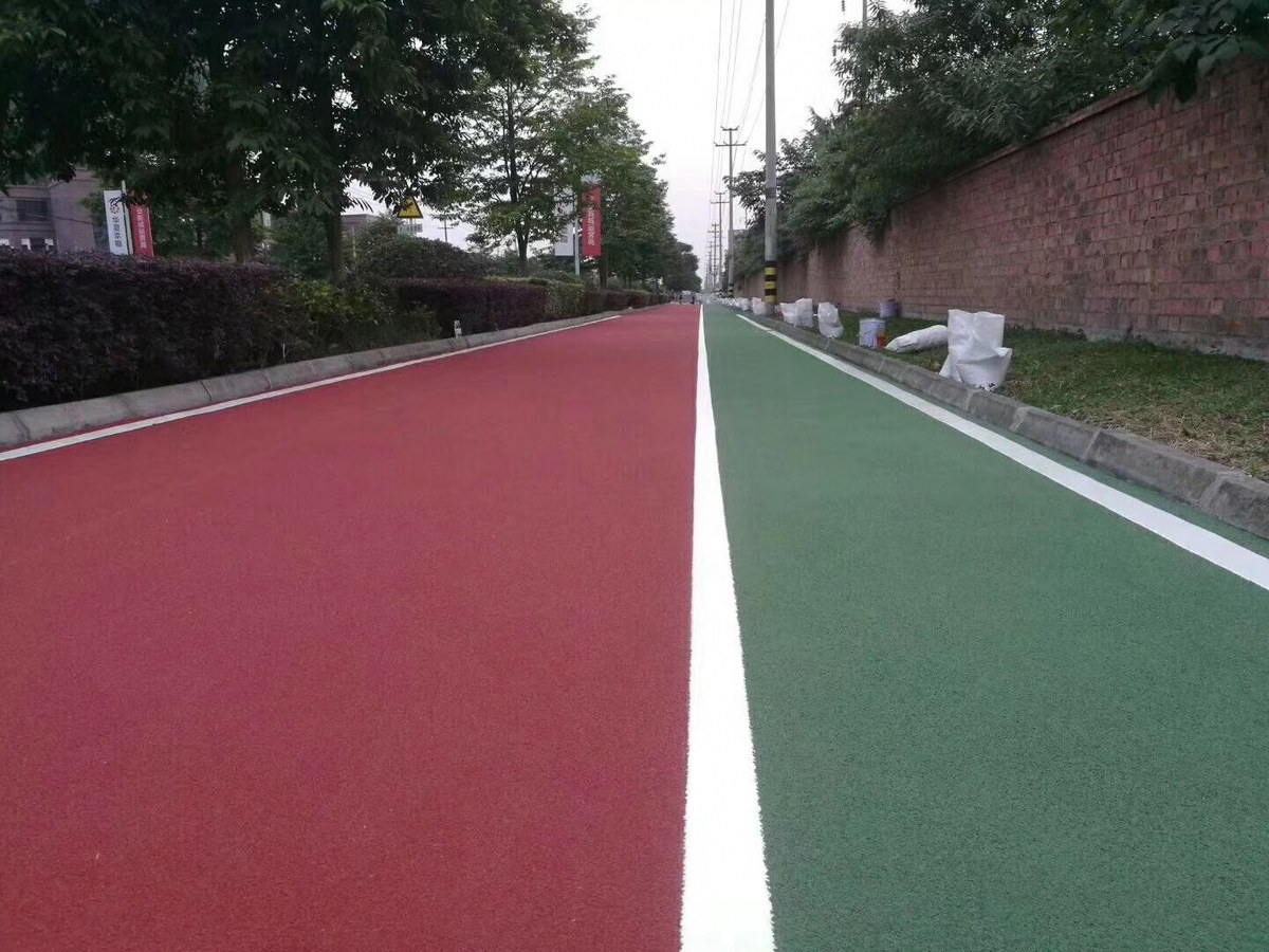 彩色防滑路面 - 郑州彩色防滑路面施工案例：谋成地坪学校操场，色彩持久10年不褪。河南专业彩色防滑