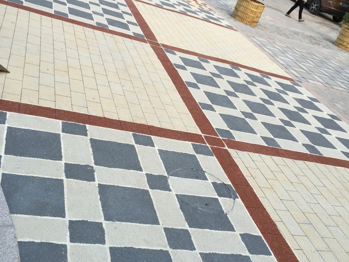 彩色防滑路面 - 郑州彩色防滑路面施工案例：谋成地坪公园步道，彩色陶瓷颗粒防滑路面。河南专业彩色防