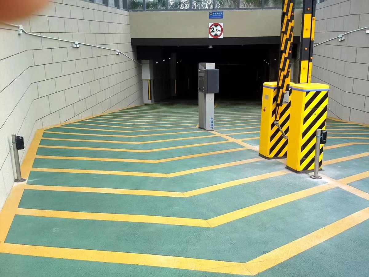 无震动防滑坡道 - 杭州无震动防滑坡道施工案例：谋成地坪坡道，坡度≤15°汽车无颠簸感。浙江专业无震