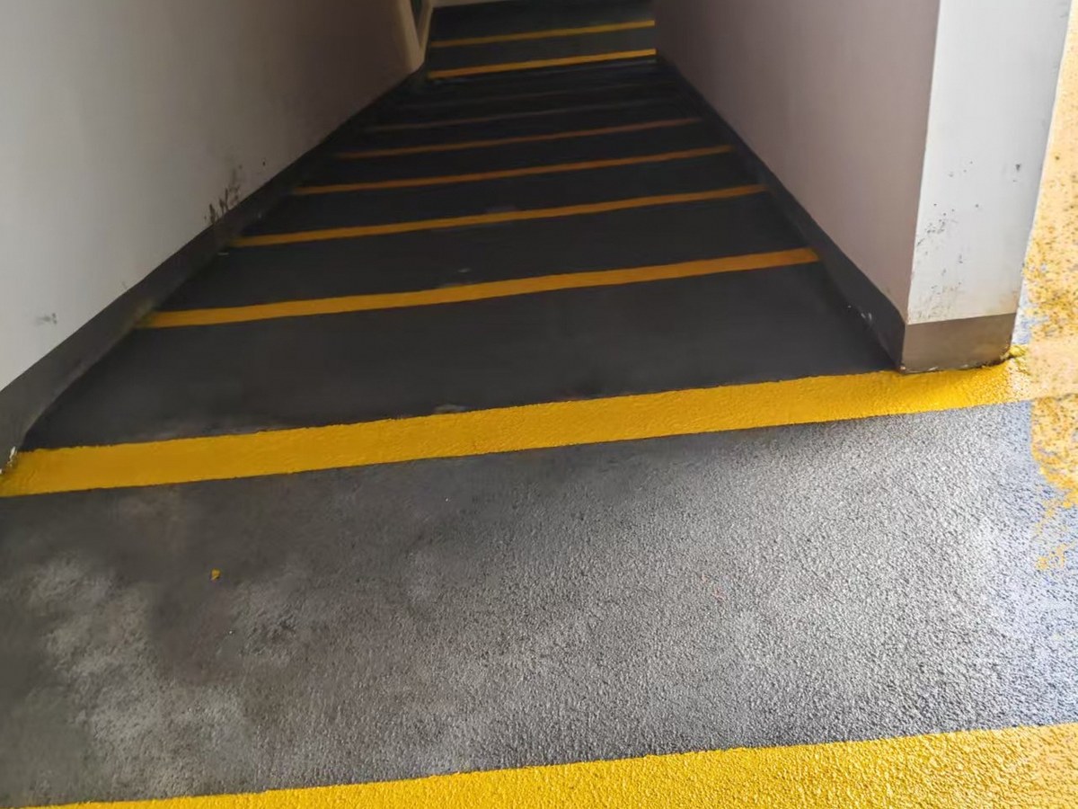 无震动防滑坡道 - 杭州无震动防滑坡道施工案例：谋成地坪商场坡道，糙面防滑雨雪天不打滑。浙江专业无震