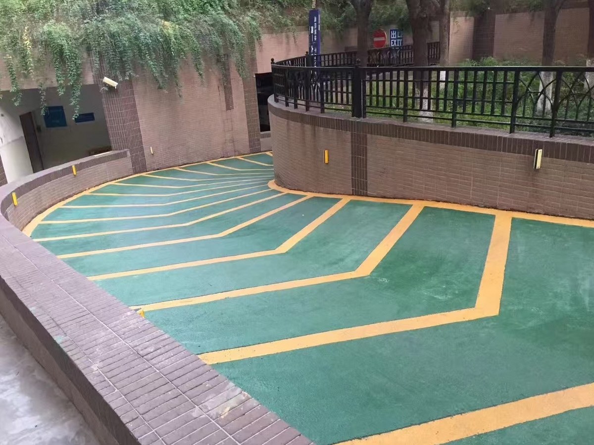 无震动防滑坡道 - 南昌无震动防滑坡道施工案例：谋成地坪坡道，坡度≤15°汽车无颠簸感。江西专业无震