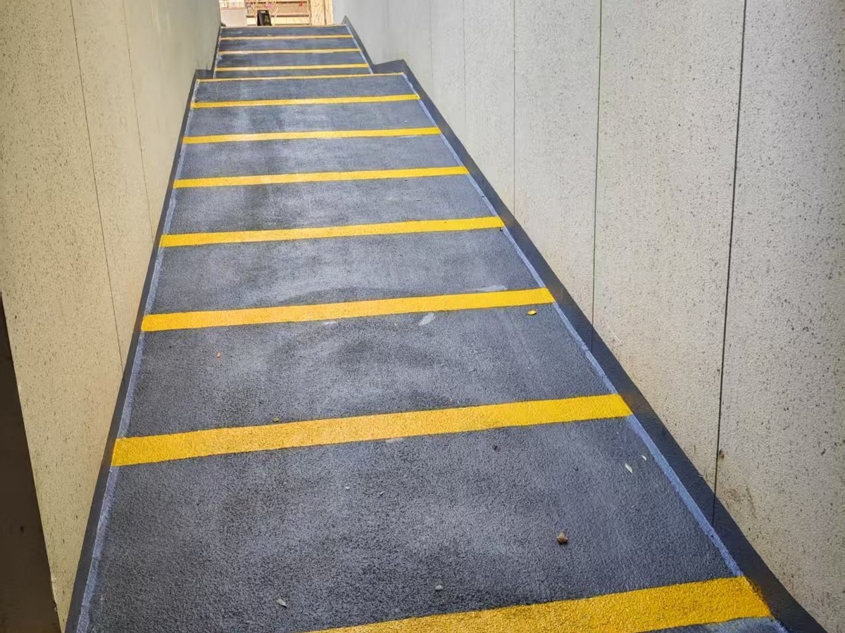 无震动防滑坡道 - 南京无震动防滑坡道施工案例：谋成地坪商场坡道，国家标准工艺。江苏专业无震动防滑坡