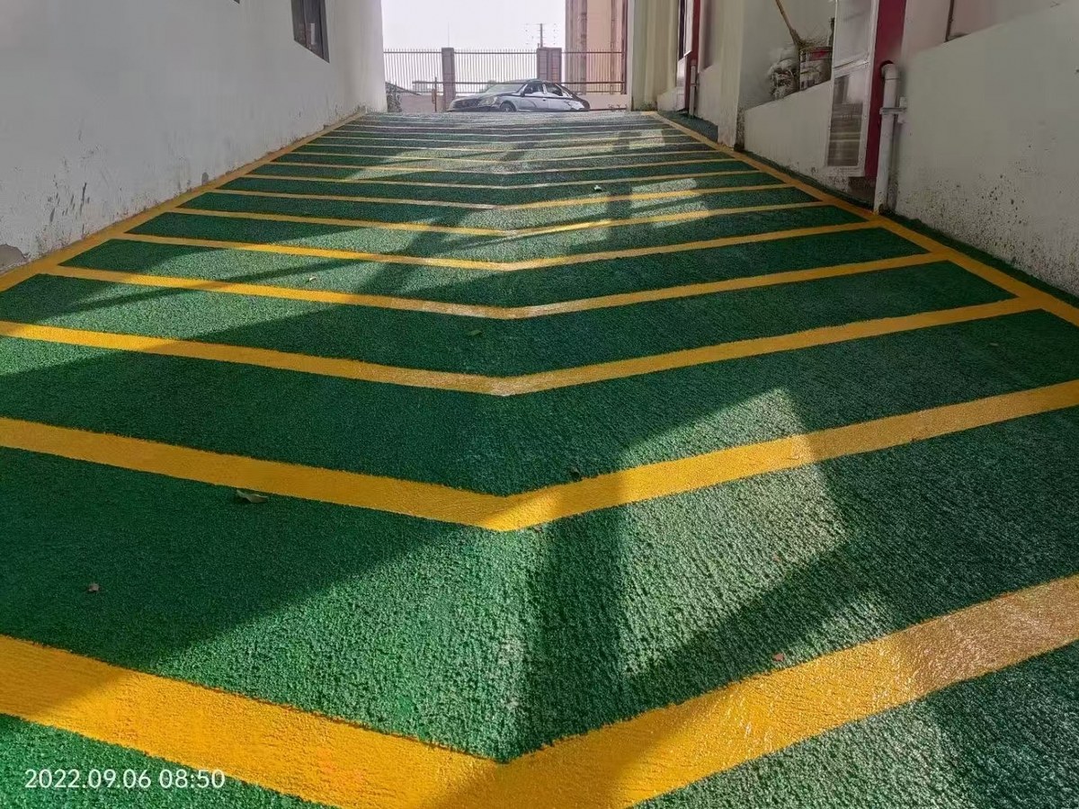 无震动防滑坡道 - 宁波无震动防滑坡道施工案例：谋成地坪小区坡道，糙面防滑雨雪天不打滑。浙江专业无震