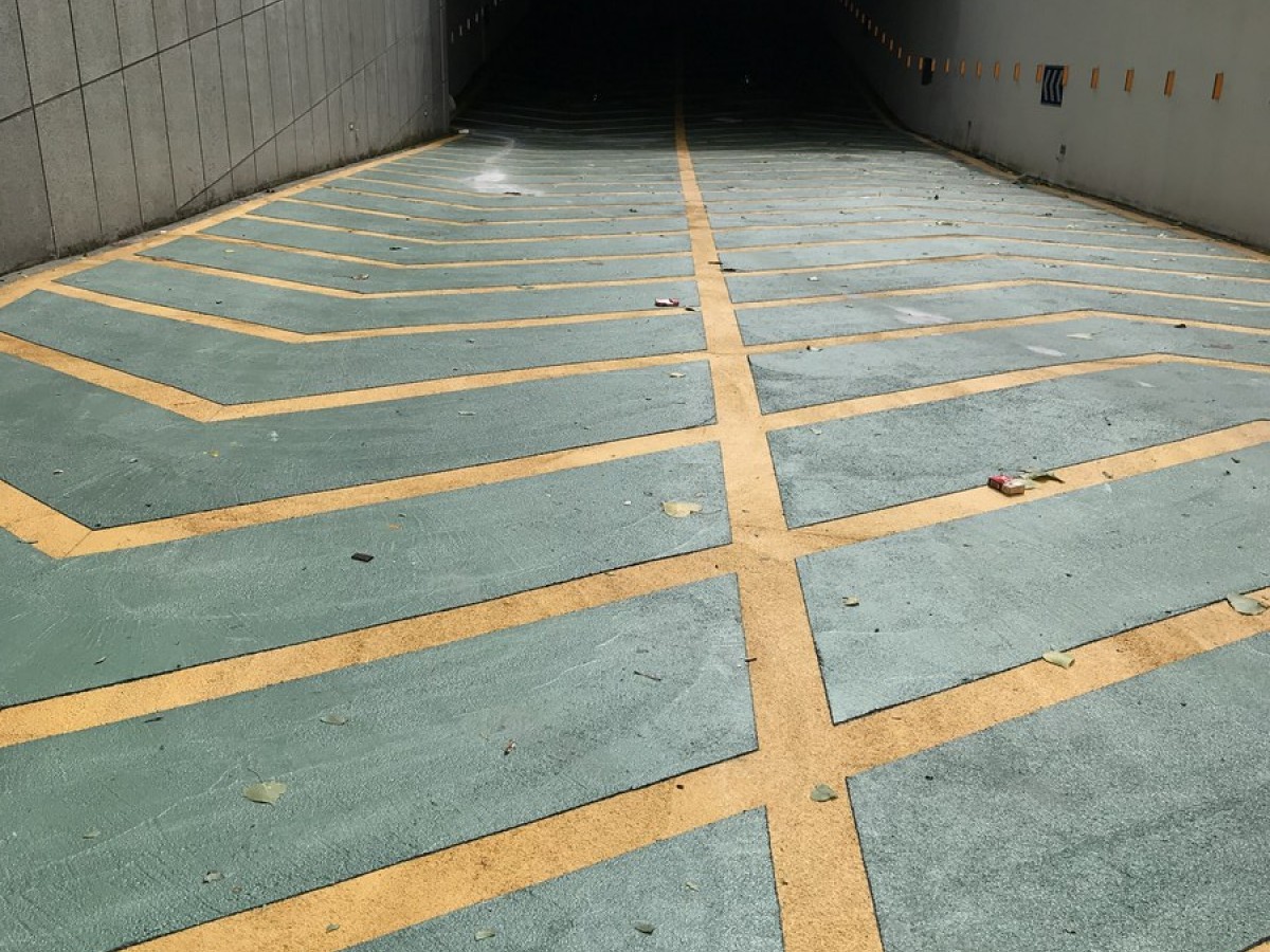 无震动防滑坡道 - 郑州无震动防滑坡道施工案例：谋成地坪坡道，无震动防滑坡道。河南专业无震动防滑坡道