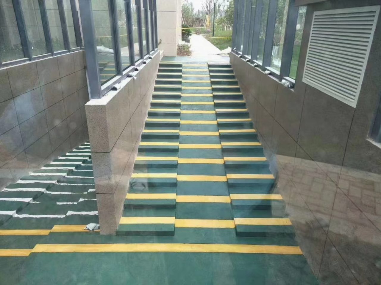 常州无震动防滑坡道完工案例实拍 - 谋成地坪