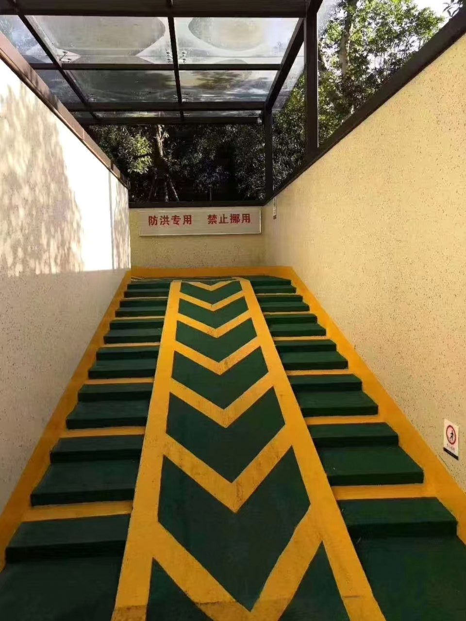 济南无震动防滑坡道完工案例实拍 - 谋成地坪