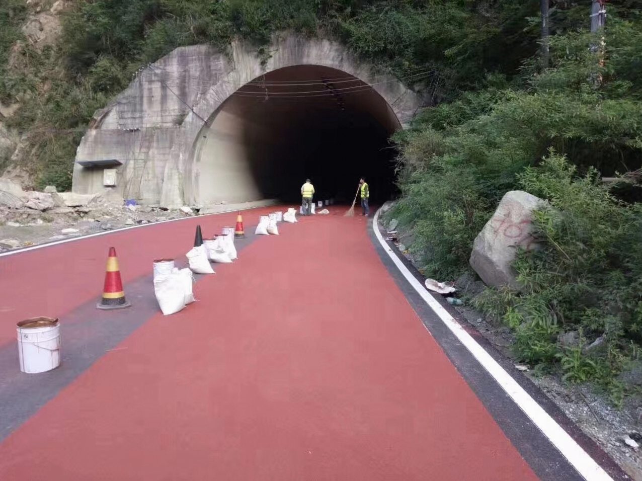 洛阳彩色防滑路面完工案例实拍 - 谋成地坪
