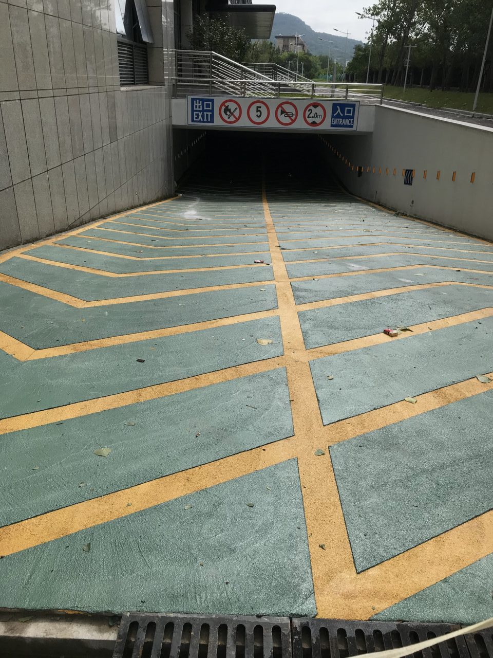 南昌无震动防滑坡道完工案例实拍 - 谋成地坪