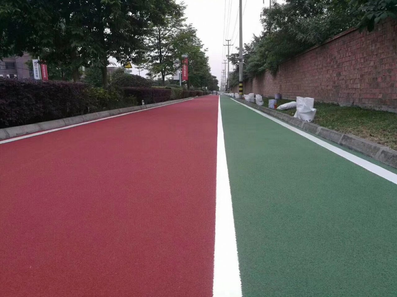 新乡彩色防滑路面完工案例实拍 - 谋成地坪