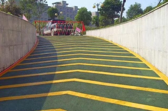徐州无震动防滑坡道完工案例实拍 - 谋成地坪