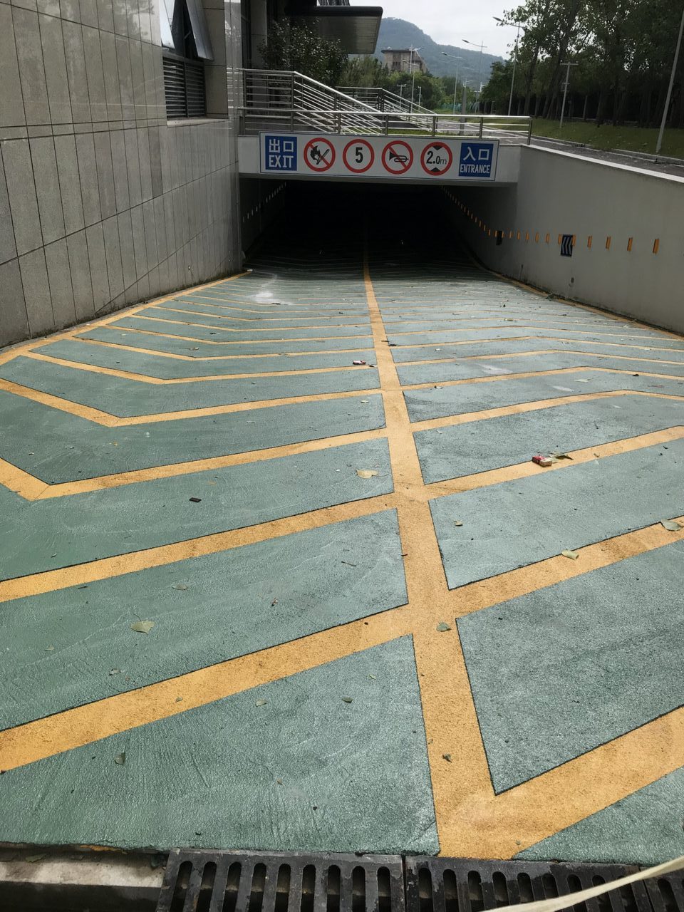 宜昌无震动防滑坡道完工案例实拍 - 谋成地坪